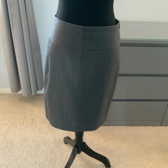 THEORY grey pinstripe full skirt and blazer suit, all season wool in size 2 - Picture 3 of 7